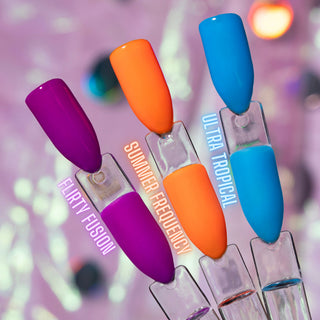 Nieuw! 3 Vrolijke neon kleuren voor overdag en s’avonds zijn ze glow in the dark. Maak je festival look helemaal compleet met deze neon kleuren gellak. Ga jij voor neon oranje, tropisch blauw of opvallend magenta?