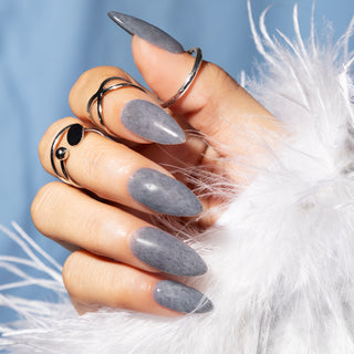 LAKKIE Sweater Grey is een grijze kleur gellak met donker grijze haartjes er doorheen. Deze combinatie zorgt voor cosy furry nails!