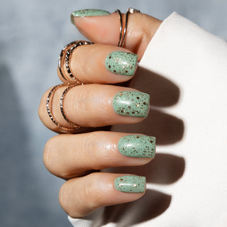 LAKKIE agate green is een groene kleur gellak. Nu gecombineerd met een gouden glitter topcoat