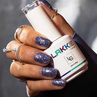 LAKKIE Festival Fairy is een blauwe glitter gellak. Deze gellak bestaat uit verschillende soorten blauwe glitters.  Deze kleur heeft minimaal 3 laagjes nodig om de glitters overal egaal verspreid te krijgen. Dat komt omdat de basis doorzichtige gellak is, met daar doorheen glitters. 