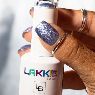 LAKKIE Festival Fairy is een blauwe glitter gellak. Deze gellak bestaat uit verschillende soorten blauwe glitters.  Deze kleur heeft minimaal 3 laagjes nodig om de glitters overal egaal verspreid te krijgen. Dat komt omdat de basis doorzichtige gellak is, met daar doorheen glitters. 