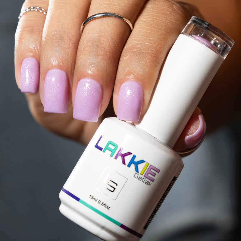 LAKKIE Shiny Lilac is een lila kleur gelnagellak, met daar doorheen een zilveren shimmer.  Deze kleur dekt in 2 a 3 laagjes. Wil je Shiny Lilac combineren met een andere kleur gellak? Kijk dan eens bij Shiny Chrome of Pastel Lilac. 