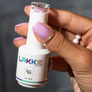 LAKKIE Shiny Lilac is een lila kleur gelnagellak, met daar doorheen een zilveren shimmer.  Deze kleur dekt in 2 a 3 laagjes. Wil je Shiny Lilac combineren met een andere kleur gellak? Kijk dan eens bij Shiny Chrome of Pastel Lilac. 