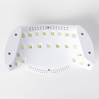 De LAKKIE lamp. Een UV/LED lamp die je gellak snel laat drogen. Met 58 watt is dit een krachtige lamp. Op de bovenkant van de lamp zit de timer knop voor 30, 60 of 99 seconden droogtijd. In het lcd scherm kun je de droog tijd zien, die aftelt. 