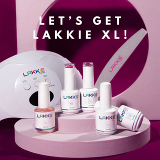 Let's get lakkie xl gellak starterset_ Ga je met gellak beginnen? Met let's get LAKKIE gellak starterspakket haal je een complete set in huis om een manicure te kunnen doen. Met LAKKIE Gellak heb jij altijd mooie nagels! LAKKIE Gellak blijft tot wel 2 weken perfect zitten, en heeft een goede dekking. Naast het assortiment van ruim 200 kleuren is LAKKIE Gellak ook nog eens goed betaalbaar! LAKKIE is gemakkelijk aan te brengen en is 100% vegan en dierproefvrij. Vanaf €40 gratis verzending voor NL en BE.