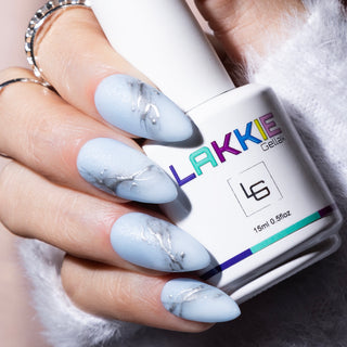 LAKKIE Gleaming Water is een licht blauwe kleur gellak, met daar doorheen een zilveren shimmer.