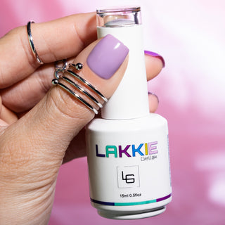 LAKKIE Mysterious Mauve is een lila kleur gellak met een grijs tintje. Deze gellak is egaal van kleur