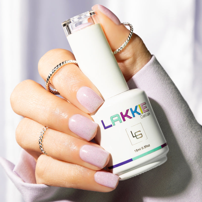 LAKKIE Bright Lilac is een lila kleur gellak met zilveren glitters.