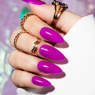 Flirty Fusion is een neon roze kleur gellak, en onmisbaar tijdens feestjes en festivals. Deze neon kleur gellak is namelijk ook nog eens glow in the dark. Ga jij voor extra opvallende neon nagels?