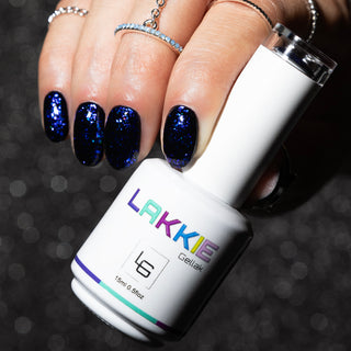 LAKKIE Popping Blue is een glitter gellak, die helemaal tot leven komt wanneer je het over een andere kleur gellak heen lakt. Vooral met zwart als basis kleur(net als op de foto's) zie je de glitter flakes helemaal goed. Popping Blue is een doorzichtige kleur gellak met reflecterende blauwe glitter flakes. 