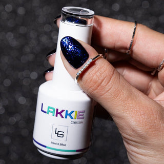 LAKKIE Popping Blue is een glitter gellak, die helemaal tot leven komt wanneer je het over een andere kleur gellak heen lakt. Vooral met zwart als basis kleur(net als op de foto's) zie je de glitter flakes helemaal goed. Popping Blue is een doorzichtige kleur gellak met reflecterende blauwe glitter flakes. 