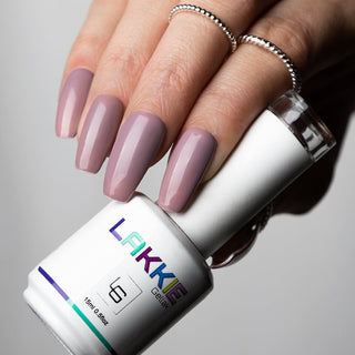 LAKKIE Cloudy Lilac is een zacht grijze kleur gellak met een lila ondertoon.