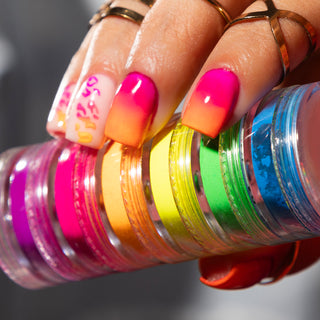 Creëer de mooiste nailart effecten met de neon pigment poeders. Ga jij voor een opvallende nailart look of voor prachtige ombre nagels? Dat kan allemaal! En het leuke is nog dat de pigment poeder ook echt een neon effect geeft in combinatie met blacklight. Dan stelen jouw nagels op elk feestje helemaal de show! Mix en match de neon poeder met elkaar of met je favoriete kleur gellak.