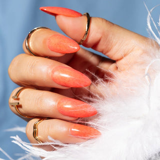 LAKKIE Fluffy Peach is een oranje kleur gellak met rode haartjes er doorheen. Deze combinatie zorgt voor vrolijke furry nails!