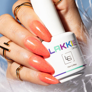 LAKKIE Fluffy Peach is een oranje kleur gellak met rode haartjes er doorheen. Deze combinatie zorgt voor vrolijke furry nails!