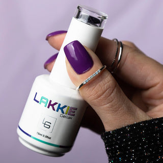 LAKKIE Perfect Purple, de naam zegt het al: Een perfecte paarse kleur. Deze gellak is egaal van kleur.   Deze kleur dekt al in 2 laagjes. Wil je Perfect Purple combineren met een glitter gellak? Kijk dan eens bij  Glitter Festival of Shiny Steel. 