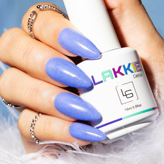 LAKKIE Furry Violet is een paarse gellak met donker paarse haartjes er doorheen. Deze combinatie zorgt voor speelse furry nails!