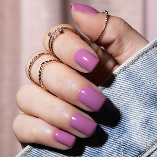 LAKKIE Nude purple is een zacht paarse kleur gel nagellak. Een mooie nude tint voor elke dag.