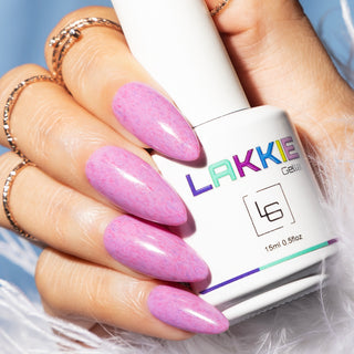 LAKKIE Puffed Purple is een paarse gellak met rode en donker paarse haartjes er doorheen. Deze combinatie zorgt voor cosy furry nails!