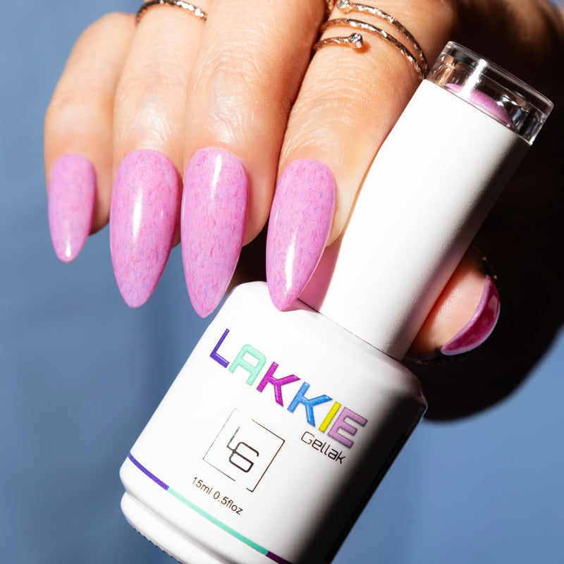 LAKKIE Puffed Purple is een paarse gellak met rode en donker paarse haartjes er doorheen. Deze combinatie zorgt voor cosy furry nails!