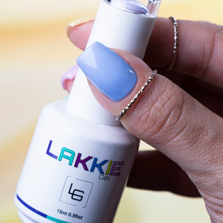 LAKKIE Bubblegum Ice Is een blauwe pastel kleur. Deze kleur gellak is egaal van kleur.   Deze kleur dekt al in 2 laagjes. Wil je Bubblegum ice combineren met een glitter gellak? Kijk dan eens bij White Pearl of Mermaid Purple. 