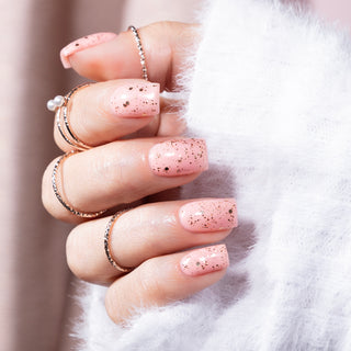 De topcoat Golden Touch is de finishing touch voor je gellak manicure. Geef je nagels wat extra glitter en met deze topcoat hoef je geen plak laag meer te verwijderen van jouw nagels en kun jij genieten van prachtig glanzende nagels.   De topcoat Golden Touch, is een doorzichtige lak met gouden glitters. 