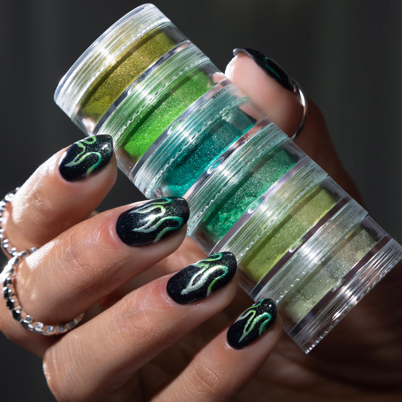 Creëer de mooiste nailart effecten met de groene pigment poeder. Ga jij voor een opvallende nailart look of voor prachtige ombre nagels? Dat kan allemaal! En het leuke is dat de pigment poeder ook een prachtige shimmer heeft. Mix en match de groene poeders met elkaar of met je favoriete kleur gellak.
