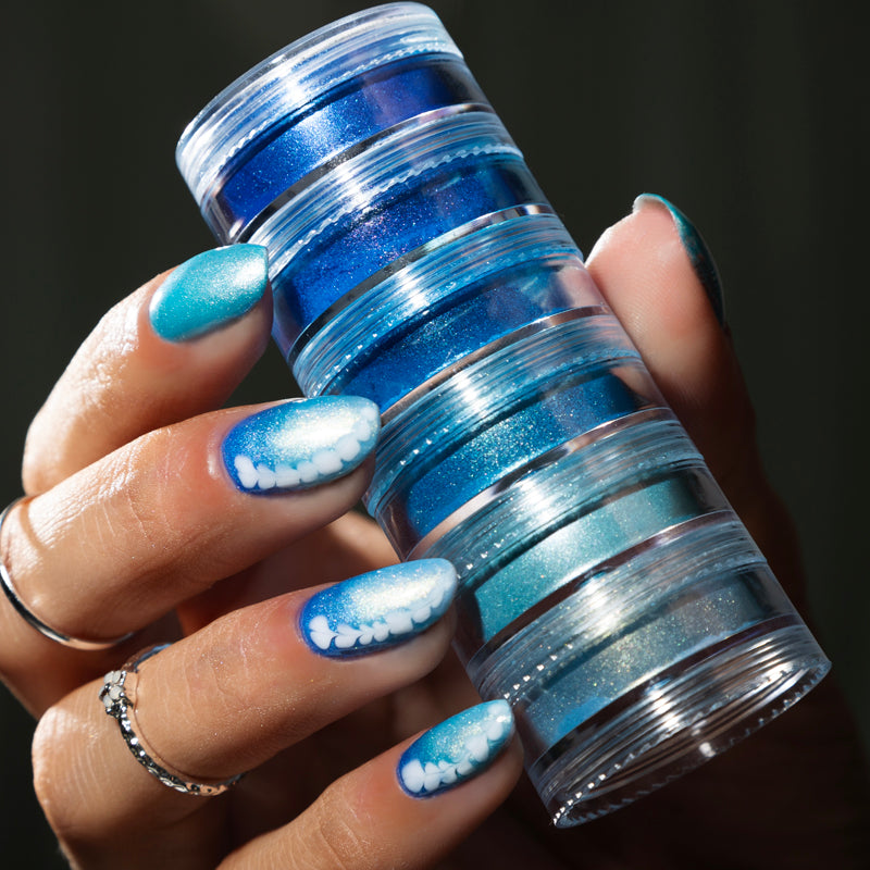 Creëer de mooiste nailart effecten met de blauwe pigment poeder. Ga jij voor een opvallende nailart look of voor prachtige ombre nagels? Dat kan allemaal! En het leuke is dat de pigment poeder ook een prachtige shimmer heeft. Mix en match de blauwe poeders met elkaar of met je favoriete kleur gellak.