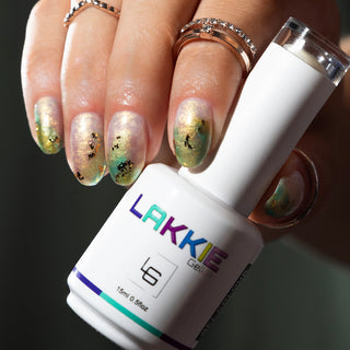 LAKKIE Golden Pearl is een witte kleur gel nagellak, met een gouden parelmoer effect.  Deze kleur dekt in 3 laagjes. Voor een optimale dekking kun je Golden Pearl ook combineren met een van de covering rubberbase kleuren. Ontdek ze hier.