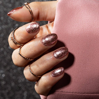 LAKKIE Glamorous Rose Gold is een roze kleur glitter gellak. Deze glitter gellak is extreem goed dekkend, en heeft maar 1 a 2 laagjes nodig.   Glamorous Rose Gold is een perfecte gellak om te dragen tijdens de feestdagen. Doordat deze gellak zo dekkend is kun je Glamorous Rose Gold ook perfect gebruiken tijdens het maken van jouw nailart creaties.