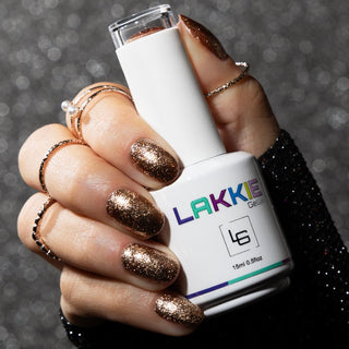 LAKKIE Champagne Party is een bronzen kleur glitter gellak. Deze glitter gellak is extreem goed dekkend, en heeft maar 1 a 2 laagjes nodig.   Champagne Party is een perfecte gellak om te dragen tijdens de feestdagen. Doordat deze gellak zo dekkend is kun je Champagne Party ook perfect gebruiken tijdens het maken van jouw nailart creaties.