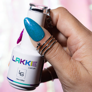 LAKKIE Popping Blue is een glitter gellak, die helemaal tot leven komt wanneer je het over een andere kleur gellak heen lakt. Vooral met zwart als basis kleur(net als op de foto's) zie je de glitter flakes helemaal goed. Popping Blue is een doorzichtige kleur gellak met reflecterende blauwe glitter flakes. 