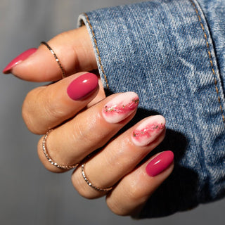 LAKKIE Rosy Red is een rode kleur gelnagellak met een roze tint. Het is een prachtige herfst kleur.  Deze kleur dekt al in 2 laagjes. Wil je Rosy Red combineren met een glitter gellak? Kijk dan eens bij Glamorous Glitters of Teasing Red.