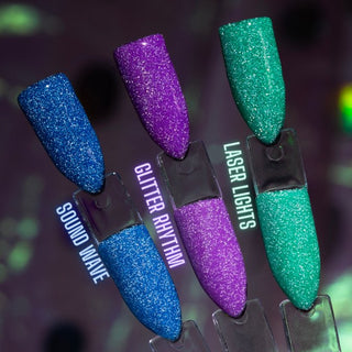 Laser Lights is de ultieme neon groene gellak, die niet mag ontbreken in jouw collectie. Deze neon kleur is een reflecterende glitter gellak, wat betekend dat de glitters gaan oplichten wanneer er direct licht op schijnt. Of het nu zonlicht of kunstlicht is, je nagels zullen zeker gaan shinen!