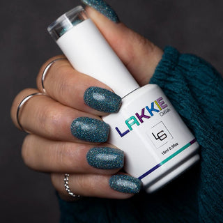 LAKKIE Blinking Blue is de party glitter gellak, die niet mag ontbreken in jouw collectie. Blinking Blue is een reflectie glitter gellak, wat betekend dat deze kleur er door de lichtinval elke keer weer anders uitziet. Reflective Gellak