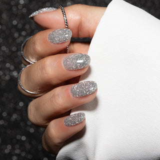 LAKKIE Twinkling Silver is de party glitter gellak, die niet mag ontbreken in jouw collectie. Twinkling Silver is een reflecterende glitter gellak, wat betekend dat de glitters gaan oplichten wanneer er direct licht op schijnt. Of het nu zonlicht of kunstlicht is, je nagels zullen zeker gaan shinen!