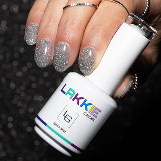 LAKKIE Twinkling Silver is de party glitter gellak, die niet mag ontbreken in jouw collectie. Twinkling Silver is een reflecterende glitter gellak, wat betekend dat de glitters gaan oplichten wanneer er direct licht op schijnt. Of het nu zonlicht of kunstlicht is, je nagels zullen zeker gaan shinen!