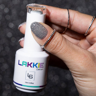 LAKKIE Twinkling Silver is de party glitter gellak, die niet mag ontbreken in jouw collectie. Twinkling Silver is een reflecterende glitter gellak, wat betekend dat de glitters gaan oplichten wanneer er direct licht op schijnt. Of het nu zonlicht of kunstlicht is, je nagels zullen zeker gaan shinen!