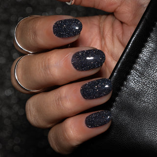 LAKKIE Black Star is de party glitter gellak, die niet mag ontbreken in jouw collectie. Black Star is een reflecterende glitter gellak, wat betekend dat de glitters gaan oplichten wanneer er direct licht op schijnt. Of het nu zonlicht of kunstlicht is, je nagels zullen zeker gaan shinen!