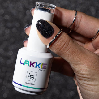 LAKKIE Black Star is de party glitter gellak, die niet mag ontbreken in jouw collectie. Black Star is een reflecterende glitter gellak, wat betekend dat de glitters gaan oplichten wanneer er direct licht op schijnt. Of het nu zonlicht of kunstlicht is, je nagels zullen zeker gaan shinen!