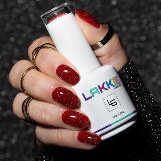 LAKKIE Santa Red is de kerst rode glitter gellak, die niet mag ontbreken in jouw collectie. Santa Red is een reflecterende glitter gellak, wat betekend dat de glitters gaan oplichten wanneer er direct licht op schijnt. Of het nu zonlicht of kunstlicht is, je nagels zullen zeker gaan shinen!