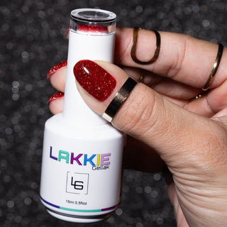 LAKKIE Santa Red is de kerst rode glitter gellak, die niet mag ontbreken in jouw collectie. Santa Red is een reflecterende glitter gellak, wat betekend dat de glitters gaan oplichten wanneer er direct licht op schijnt. Of het nu zonlicht of kunstlicht is, je nagels zullen zeker gaan shinen!