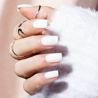 Rubber basecoat White For Basic is een kleur en rubber basecoat in één. Deze witte kleur is ideaal voor als je witte nagels wilt of een witte basis om te combineren met nail art. White For Basic is een witte kleur gellak.