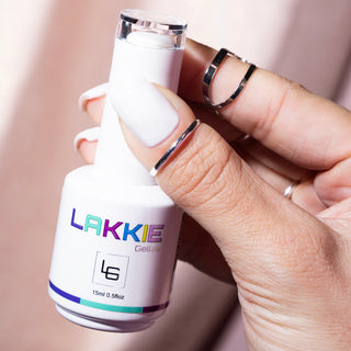 Rubber basecoat White For Basic is een kleur en rubber basecoat in één. Deze witte kleur is ideaal voor als je witte nagels wilt of een witte basis om te combineren met nail art. White For Basic is een witte kleur gellak.