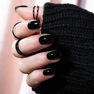 Rubber basecoat Black for Basic is een kleur en rubber basecoat in één. Deze zwarte kleur is ideaal voor als je zwarte nagels wilt of een zwarte basis om te combineren met nail art. Black for Basic is een zwarte kleur gellak.