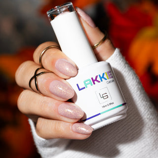 LAKKIE Cosy Lights is een beige kleur gellak met fijne holografische flakes er doorheen. Ga jij voor glitter nagels?  Deze kleur dekt al in 2 laagjes. Wil je Cosy Lights combineren met een andere gellak? Kijk dan eens bij Tasteful Mocha of deze kleur is ook mooi te combineren met een van de covering rubberbase kleuren. Ontdek ze hier.