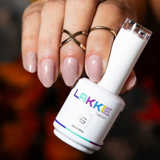 LAKKIE Cosy Lights is een beige kleur gellak met fijne holografische flakes er doorheen. Ga jij voor glitter nagels?  Deze kleur dekt al in 2 laagjes. Wil je Cosy Lights combineren met een andere gellak? Kijk dan eens bij Tasteful Mocha of deze kleur is ook mooi te combineren met een van de covering rubberbase kleuren. Ontdek ze hier.