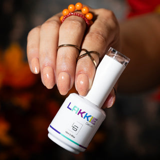 LAKKIE Pumpkin Pie is een beige / oranje kleur gellak, met daar doorheen hele fijne rode glitters. De ultieme kleuren combinatie voor prachtige herfst nagels.  Deze kleur dekt al in 2 laagjes. Wil je Pumpkin Pie combineren met een andere kleur gellak? Kijk dan eens bij Fearless Red of Teasing Red.