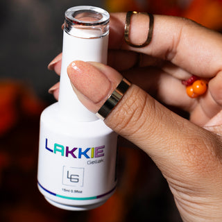 LAKKIE Pumpkin Pie is een beige / oranje kleur gellak, met daar doorheen hele fijne rode glitters. De ultieme kleuren combinatie voor prachtige herfst nagels.  Deze kleur dekt al in 2 laagjes. Wil je Pumpkin Pie combineren met een andere kleur gellak? Kijk dan eens bij Fearless Red of Teasing Red.