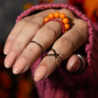 LAKKIE Pumpkin Pie is een beige / oranje kleur gellak, met daar doorheen hele fijne rode glitters. De ultieme kleuren combinatie voor prachtige herfst nagels.  Deze kleur dekt al in 2 laagjes. Wil je Pumpkin Pie combineren met een andere kleur gellak? Kijk dan eens bij Fearless Red of Teasing Red.